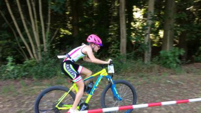 Bild: bha
Anna Bauer auf dem MTB auf dem Weg zum Gesamtsieg in Deining