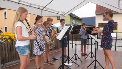 Bild: sön
Das Nachwuchsorchester der Blaskapelle St. Georg trat, geleitet von Sophie Rüth (rechts) mit Big-Band-Nummern vors Publikum.