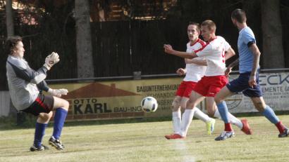 Bild: Hirsch
Der TV Nabburg ist im Pokal eine Runde weiter. Bei der Spielgemeinschaft TSV Schwandorf/ASV Fronberg reichte ein Tor in der Schlussphase. Die beste Nabburger Möglichkeit in der ersten Hälfte vergab David Malcat (Nummer 9), der in dieser Szene Torhüter Matthias Brandl überwand, aber nur den Pfosten traf.