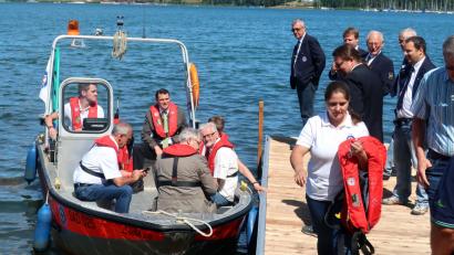 Bild: rhi
Landrat Thomas Ebeling nahm den Steg der Wasserwacht in Betrieb und drehte im vereinseigenen Boot eine Runde um den See. Bild: Hirsch