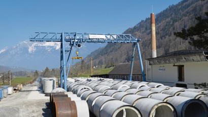 Bild: exb
Mit einer „Feldfabrik“ fertigt die Firma Gollwitzer für ein Wasserkraftwerk in der Schweiz 4 Meter lange und 45 Tonnen schwere Betonrohre zu einer 2850 Meter langen Leitung.