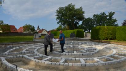 Bild: DOB
100 neue Urnengräber werden derzeit in Vohenstrauß gebaut. Bürgermeister Andreas Wutzlhofer (links) und Außendienstleiter Karl Frey (rechts) stellen die Grabanlage vor. Zugelassen werden sollen nur mehr verrottbare Urnen.