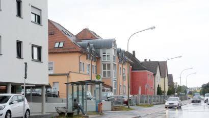 Bild: Schönberger
Das Buswartehäuschen am Wohnkomplex „Elements“ wird ein paar Meter stadtauswärts verschoben. Gravierender ist der Umbau der Haltestelle: Der Bus hält künftig auf der Fahrbahn und blockiert damit den Verkehr. 	Bild: Schönberger