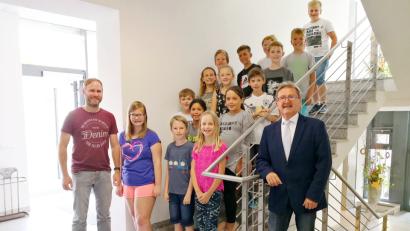 Bild: njn
Die Klasse 4 b mit Lehrer Benjamin Koppmann (links) besuchte das Rathaus. Mit auf dem Bild Bürgermeister Hans Donko (rechts).