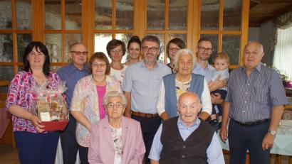 Bild: mmj
Maria Süß feierte mit ihrem Mann Johann (beide sitzend), den Familien ihrer Tochter Gerlinde (Dritte von links) und ihres Sohnes Hans (Mitte), sowie zwei Geschwistern ihren 90. Geburtstag. Als jüngster Gratulant durfte auch Urenkel Leo mit auf das Erinnerungsbild. Die Glückwünsche der Stadt überbrachte Bürgermeisterin Birgit Höcherl (links).