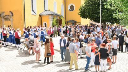 Bild: FJO
Ein Standkonzert schenkte das Vereinsorchester den Firmlingen und ihren Angehörigen nach der Firmfeier auf dem Rathausplatz. Bild: fjo