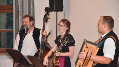 Bild: fjo
Reinhard Zilk, Marina Zilk und Philipp Bauriedl (von links) springen auf die Schnelle ein und sorgen bei der Serenade im Saal des Gemeindzentrums für ein ausgezeichnete Stimmung.