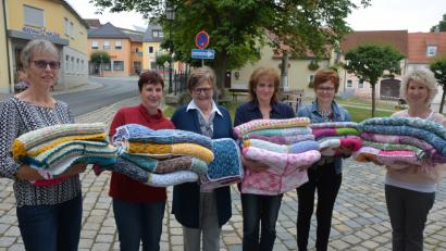 Bild: jr
Wolldecken haben Konnersreuther Frauen für Kinder in Tansania angefertigt. Im Bild die Spendenübergabe mit Beate Thoma, Iris Lauterbach, Dr. Annemarie Schraml, Andrea Wenisch, Sibylle Schiedeck und Karin Wörner. Es fehlt Sigrid Lenk.