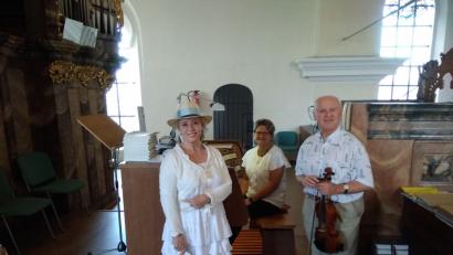 Bild: gz
Nach einem gelungenen kleinen Kirchenkonzert im Rahmen der Sonntagsmesse mit Sängerin Barbara Sahlström, Organistin Martina Brenner und Violist Willibald Wirth gibt sich die Sängerin an diesem Freitag, 13. Juli, in der Abendmesse erneut die Ehre.