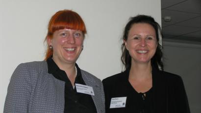 Bild: öt
Gerontologin und Fachplanerin für Barrierefreiheit Kerstin Klein (links) vom Blindeninstitut Würzburg und ihre Kollegin Tina Reck sensibilisierten die Mitarbeiterinnen des Senioren-Servicehauses Neusorg im Rahmen des Präventionsprogramms „Gutes Sehen in Pflegeeinrichtungen“ über die besonderen Bedürfnisse sehbehinderter Heimbewohner und nahmen Augenüberprüfungen vor.