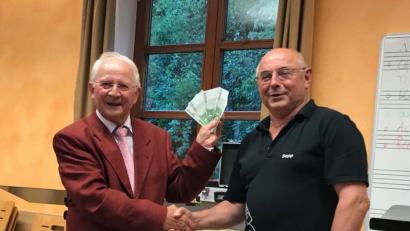 Bild: bph
Vorsitzender Joseph Ferstl (rechts) freut sich zusammen mit den Musikerinnen und Musiker über die großzügige Spende von Josef Eimer (links).