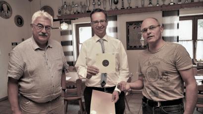 Bild: arw
"Da hab ich ja gut getroffen", freut sich Bürgermeister Rupert Troppmann (links) über sein Ergebnis beim Jubiläumsschießen. Notar Marcel Wollmann (Mitte) und Schützenmeister Norbert Schwarz (rechts) nehmen die Auswertung vor.