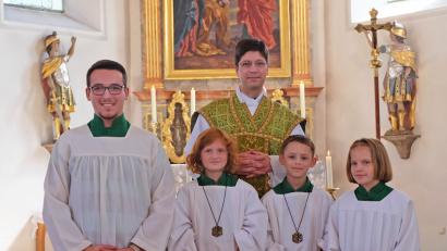 Bild: nm
Katharina und Leon (vorne, Mitte) verstärken seit Sonntag die Flossenbürger Minis. Beim Gottesdienst sind sie in den Kreis aufgenommen worden.