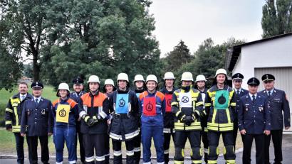 Bild: arw
Kreisbrandinspektor Martin List, Siegfried Schell sowie Kreisbrandmeister Thomas Weidner (von rechts) prüfen die jungen Feuerwehrleute.