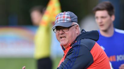 Bild: Alfred Schwarzmeier
Klare Ansprache: Rüdiger Fuhrmann lebt an der Außenlinie den Trainerjob. Der Etzenrichter Coach hat keine Zweifel, dass seine Mannschaft in der neuen Landesliga-Saison konkurrenzfähig ist.