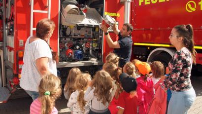 Bild: sön
Gespannt saugen die Kinder die Eindrücke des Tages auf. Erstaunlich, was so alles in einem Feuerwehrauto zu finden ist.