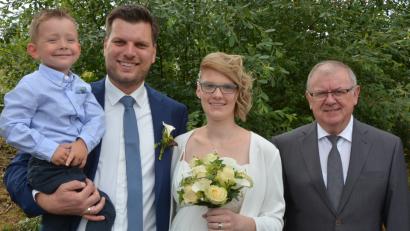 Bild: jr
Den Bund der Ehe schlossen am Mittwochvormittag im Rathaus Pechbrunn die Groschlattengrünerin Nicole Fleischer und der Bayreuther Alexander Albert. Die Ringe brachte Maximilian, Patenkind des Bräutigams, die Trauung nahm Bürgermeister Ernst Neumann (rechts) vor.
