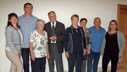 Bild: sön
Pater Alois Gassner (Vierter von links) mit Angehörigen von Pater Rudolf Lunkenbein, die mit nach Ensdorf gereist sind.