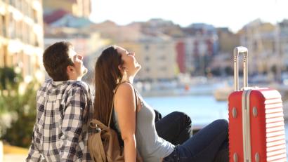 Bild: stock.adobe.com/Antonioguillem
Eins ist sicher: Reisen macht glücklich.