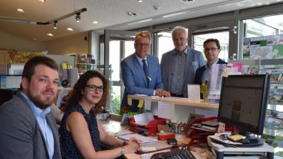 Bild: szl
Ludwig Bundscherer (links) ist seit Montag der neue Leiter der Tourist-Info und des Museumsquartiers. Vorgängerin Katrin Demleitner, Bürgermeister Franz Stahl, Kämmerer August Trißl und Markus Bergauer, Leiter der Hauptverwaltung des Rathauses (von links), heißen den 29-Jährigen willkommen.