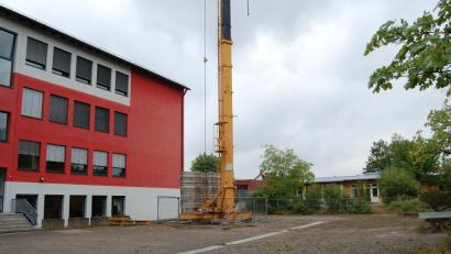Bild: Schmola, Werner
Eine weitere Kinderkrippe wird direkt bei der Mittelschule (links) und beim Kindergarten Regenbogenland (rechts im Hintergrund) gebaut.