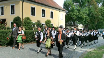 Bild: bsc
Am Wochenende steigt das achte Friedenfelser Bürgerfest. Bürgermeister Gottfried Härtl (vorne links) und sein Amtskollege Hermann Manahl aus der österreichischen Partnergemeinde Raggal (vorne rechts) werden das Großereignis am Samstag mit dem Bieranstich offiziell eröffnen. Mit dabei ist am Sonntag der Musikverein „Fraßenecho“ aus Raggal (hinten).