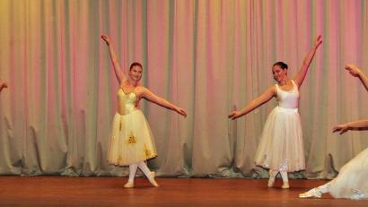 Bild: Dobmeier
In die Welt des Spitzentanzes entführten die Elevinnen der Ballettschule Evelina Yosifova ihr Publikum.