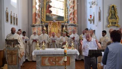 Bild: bnr
Bischof Hubert Bucher feierte zusammen mit den Priestern des Dekanates Nabburg des Abschluss des Dekanatstages. Die musikalische Gestaltung lag in den Händen von Dekanatskirchenmusiker Michael Koch.