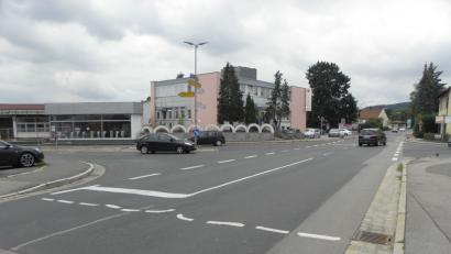 Bild: Amann
Hier an der Einmündung der Neunburger Straße (links) in die Oberviechtacher Straße (Vordergrund) sollte ein Kreisverkehrsplatz entstehen. Doch darauf möchte das Staatliche Bauamt nun verzichten, um die Rahmenplantrasse leichter durchsetzen zu können.