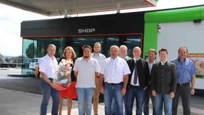 Bild: Dobler
Mit einem modernen Shop (im Hintergrund) und einer Autowaschanlage punktet die neue Tankstelle in Schmidgaden. Vorne in der Mitte Bürgermeister Josef Deichl.
