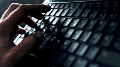 Bild: Nicolas Armer/dpa
Ein Mann tippt auf einer Laptoptastatur.