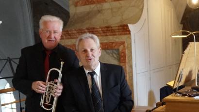 Bild: weu
Paul Windschüttl (Trompete) und Professor Norbert Düchtel (Orgel), zwei herausragende Musiker, verwöhnten im Rahmen des Bürgerfestes in der voll besetzten Pfarrkirche die Gäste mit einem exzellenten Konzert.