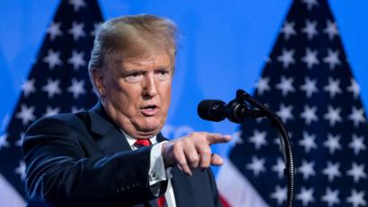 Bild: Bernd von Jutrczenka/dpa
Revolverheld Donald Trump bei einer Pressekonferenz zum Abschluss vom Nato-Gipfel.