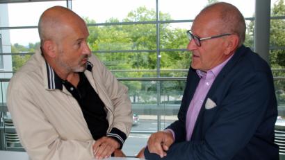 Bild: jrh
Goldener Lion Norbert Wittmann (links) und Jugendtherapeut Gerhard Krones besprechen das Wellnesswochenende für Eltern drogenkranker Kinder.