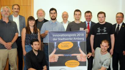 Bild: Stephan Huber
Jury und Preisträger rufen alle OTH-Studenten zum Mitmachen beim Innovations-Wettbewerb im kommenden Jahr auf (hinten von links): Jury-Mitglieder Professor Stefan Beer und Martin Malitzke von den Stadtwerken, Preisträgerin Sophie Scharpe, OTH-Kanzler Ludwig von Stern, Preisträger Andreas Mark, Jury-Mitglied Professor Magnus Jaeger, Preisträger Nico Giesen, Stadtwerke-Geschäftsführer Stephan Prechtl, Preisträger Andreas Kraus, Bürgermeister Martin Preuß sowie (vorne kniend) die Preisträger Maximilian Spieß und Sven Mindel.