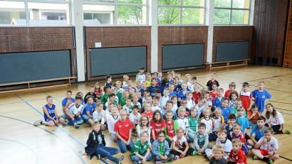 Bild: Schönberger
Bunter Anblick: Dank der vielen verschiedenen Trikots, mit denen die Rehbühlschüler in der Turnhalle antreten.