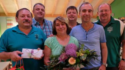 Bild: ohr
Das Ehepaar Inge und Max Braun (links) führten das TSV Sportheim Stulln siebeneinhalb Jahre als Pächter. Hauptvereinsvorsitzender Andreas Hanff (hinten Mitte), Stellvertreter Kurt Nachtmann (Zweiter von rechts) sowie Franz Jauernig (rechts) für die Abteilung Fußball und Stefan Schmal (Zweiter von links) bedankten sich das Engagement und die schöne Zeit.