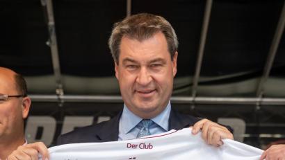 Bild: Daniel Karmann, doa
Markus Söder mit einem Trikot des 1. FC Nürnberg