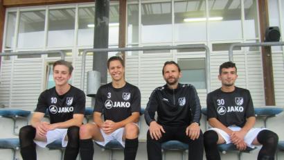 Bild: Maier
Mit dem Coach vier Neue: (von links) Alexander Jakobitz, Michael Führer, Trainer Wolfgang Richthammer und Serkan Yildiz.