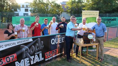 Bild: sns
Vertreter von Tennisclub, Stadt und Brauerei bei der offiziellen Bierprobe für die beiden Rock-Nächte und die Feierlichkeiten des Clubs.