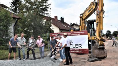 Bild: rgr
Beim Spatenstich in der Adalbert-Stifter-Straße waren dabei: Von links: Joachim Seitz, Michael Wagner, Bürgermeister Edgar Knobloch, Thomas Zeitler, Stadtbaumeister Hans Rettinger, Kathrin Regler, Christine Meyer und Helmut Amschler.