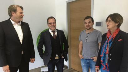 Bild: Clemens Fütterer
Der Wirtschaftsclub Nordoberpfalz präsentiert in den Räumen von Oberpfalz-Medien mit zwei Neumitgliedern auch ausgefallene Geschäftsideen. Von Links: Präsident Anton Braun, Michael Menner vom Dentallabor ZRO2, Stephan Schneider vom Online-Versand ZS Zweiradteile und Vizepräsidentin Cornelia Gebell.