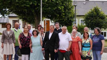 Bild: fjo
Im Waidhauser Rathaus geben sich Thomas Peyerl (Mitte) und Tanja Rickl (Fünfte von links) das Eheversprechen.
