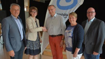 Bild: jr
Andrea Kraft ist die erste Bezirksreferentin für die Lebenshilfen in der Oberpfalz, sie wurde jetzt in Mitterteich vorgestellt. Mit dabei waren (von links) der Tirschenreuther Lebenshilfe-Vorsitzende Roland Grillmeier, Andrea Kraft, Lebenshilfe-Bezirkssprecher Berthold Kellner, seine Stellvertreterin Katrin Panek (Amberg) und Dr. Jürgen Auer (Geschäftsführer Lebenshilfe Bayern)