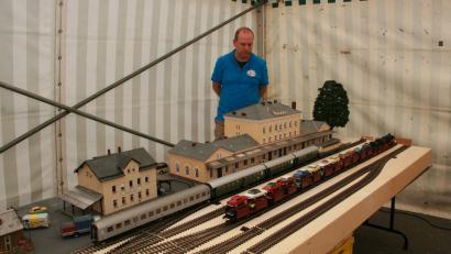 Bild: wro
Der Wiesauer Bahnhof in Spur 0 war der unbestrittene Hingucker bei der Modellbahnausstellung am Nordgautag-Samstag in Wiesau.