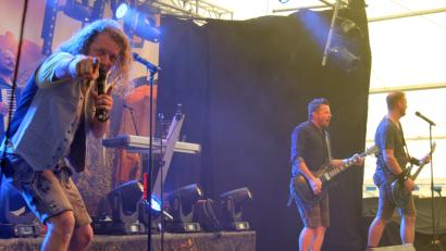 Bild: stg
Sänger Thomas "Domml" Wöhrl (links) zeigt, wo es stimmungsmäßig langgeht.