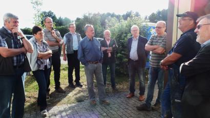 Bild: br
Bei einer Baustellenbesichtigung des Tiefbrunnens I erläutert Geräteführer Ingo Haase (Zweiter von rechts) dem Gemeinderat und Bürgermeister Josef Etterer (rechts) detailliert, warum eine Komplettsanierung notwendig ist.