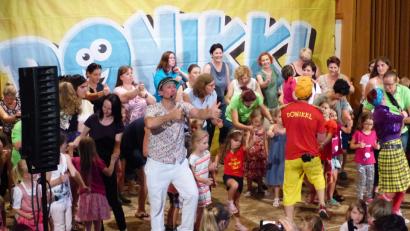 Bild: u
Als Donikkl, Erich, der Koch, und Mimi Starkstrom das Kommando auf der Bühne übernehmen, gibt es im Saal kein Halten mehr. Die Kinder lassen sich ebenso wie die Mamis und Papis von den Gute-Laune-Songs mitreißen.