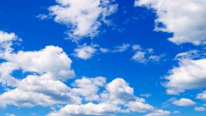 Bild: rrraum/stock.adobe.com
Beim Blick in den Sommerhimmel lässt es sich wunderbar abschalten vom stressigen Alltag.