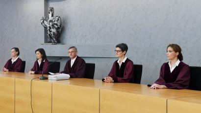 Foto: Uli Deck/dpa
Der Dritte Zivilsenat beim Bundesgerichtshof (BGH), Susanne Arend, Ulrike Liebert, Ulrich Herrmann (Vorsitz), Babette Pohl und Valeska Böttcher (von links), verkündet das Urteil, ob Eltern auf das Facebook-Konto ihrer toten Tochter zugreifen dürfen. Laut dem Urteil muss Facebook den Eltern eines toten Mädchens als Erben Zugang zu dem seit fünfeinhalb Jahren gesperrten Nutzerkonto der Tochter gewähren.